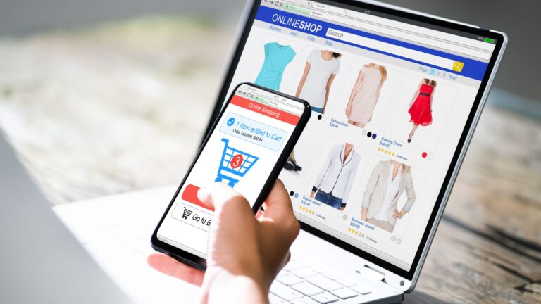 Schermata della home page di un sito e-commerce moderno nel 2024