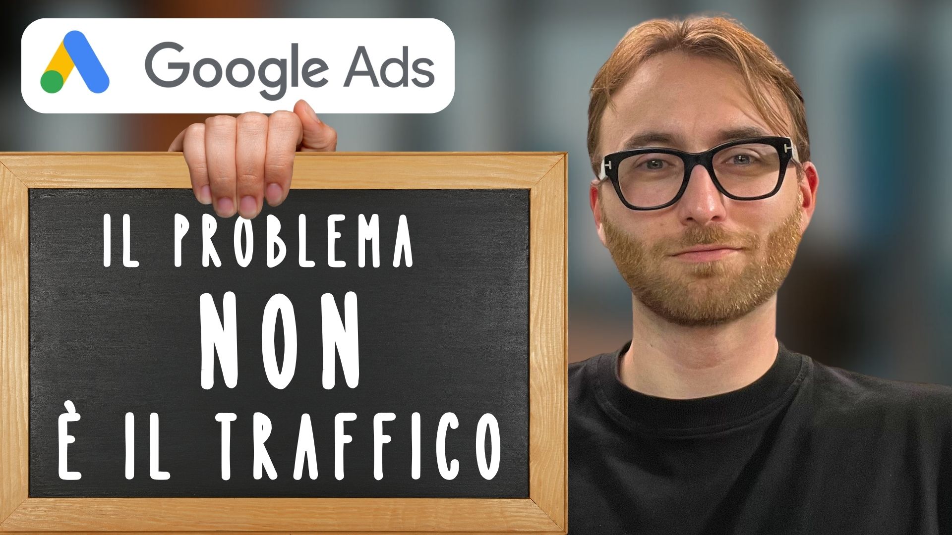 Founder di BeAve Studio con Lavagna che indica come non sia colpa del traffico il fallimento di una campagna google ads